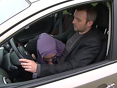 Il chope une beurette au bord de la route