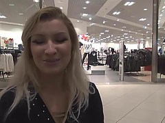 Teeny-Winnie18 - Quickie Blowjob mit Cousin beim CundA Laden